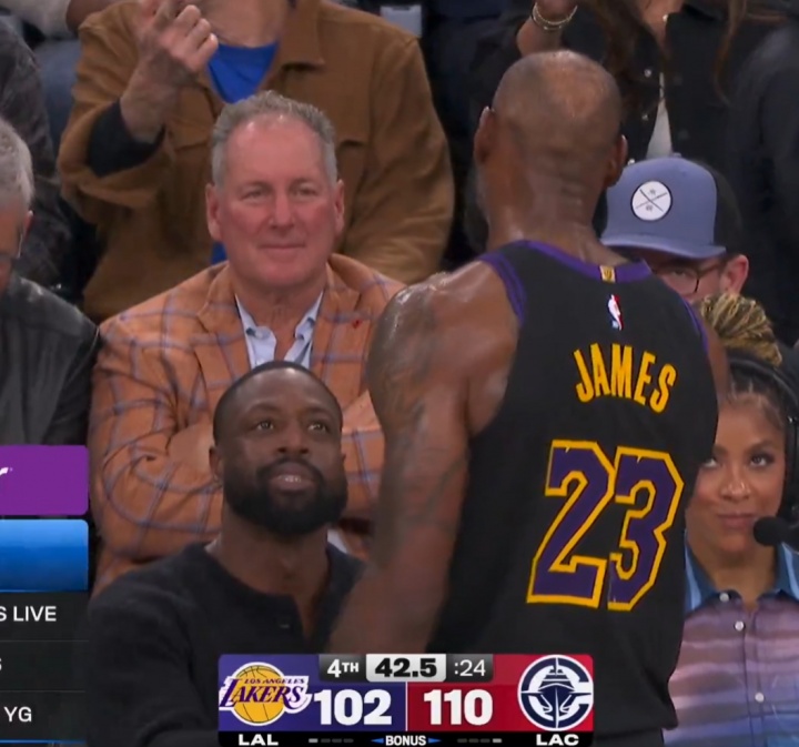 官方网站-兄弟情深！比赛还剩42s 詹姆斯和解说席上的韦德握手交谈！